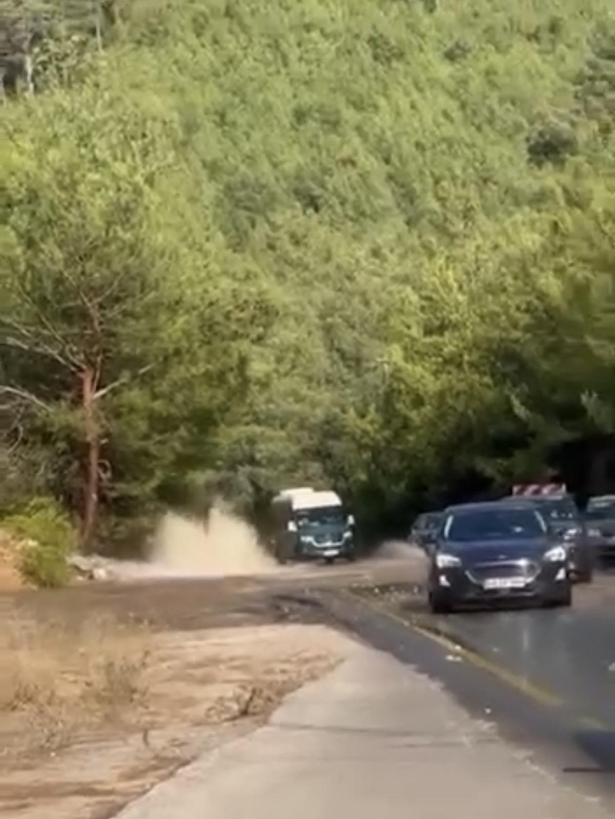 Yer: Bodrum! Ana su isale hattı pattı, uzun ara&ccedil; kuyrukları oluştu 5