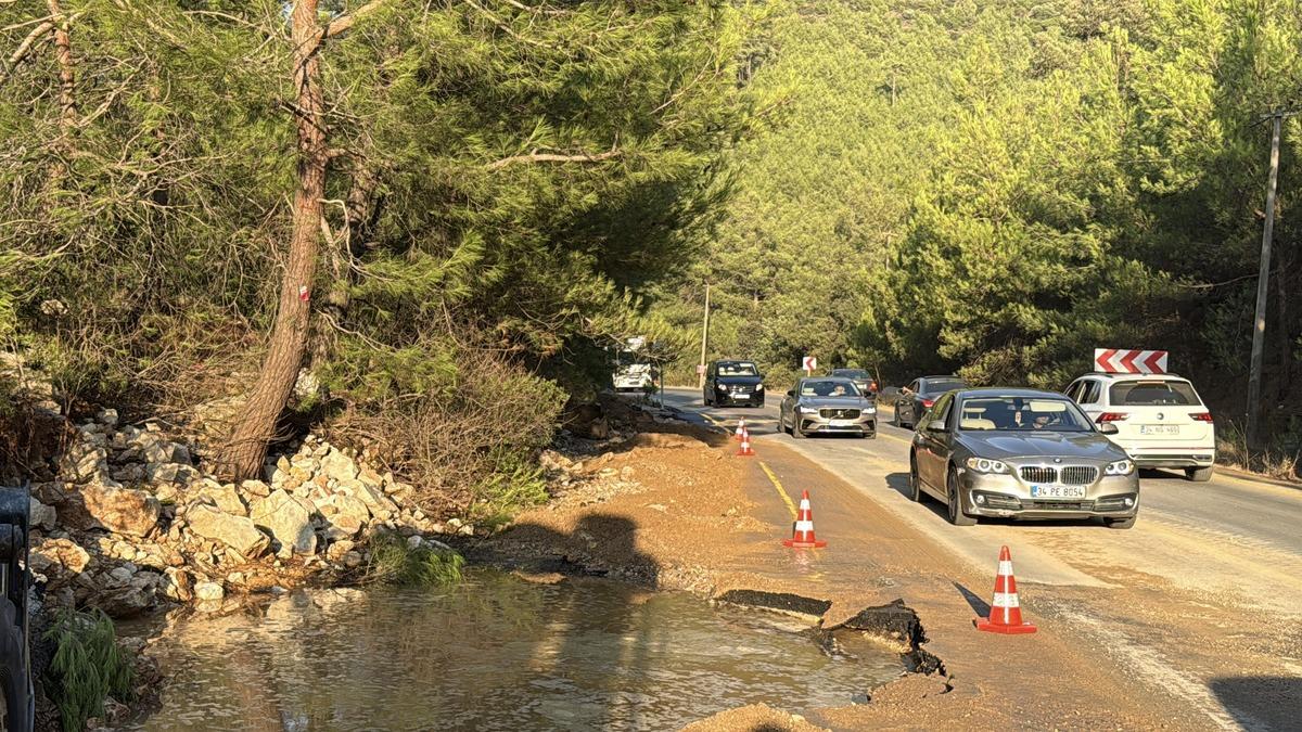 Yer: Bodrum! Ana su isale hattı pattı, uzun ara&ccedil; kuyrukları oluştu 4