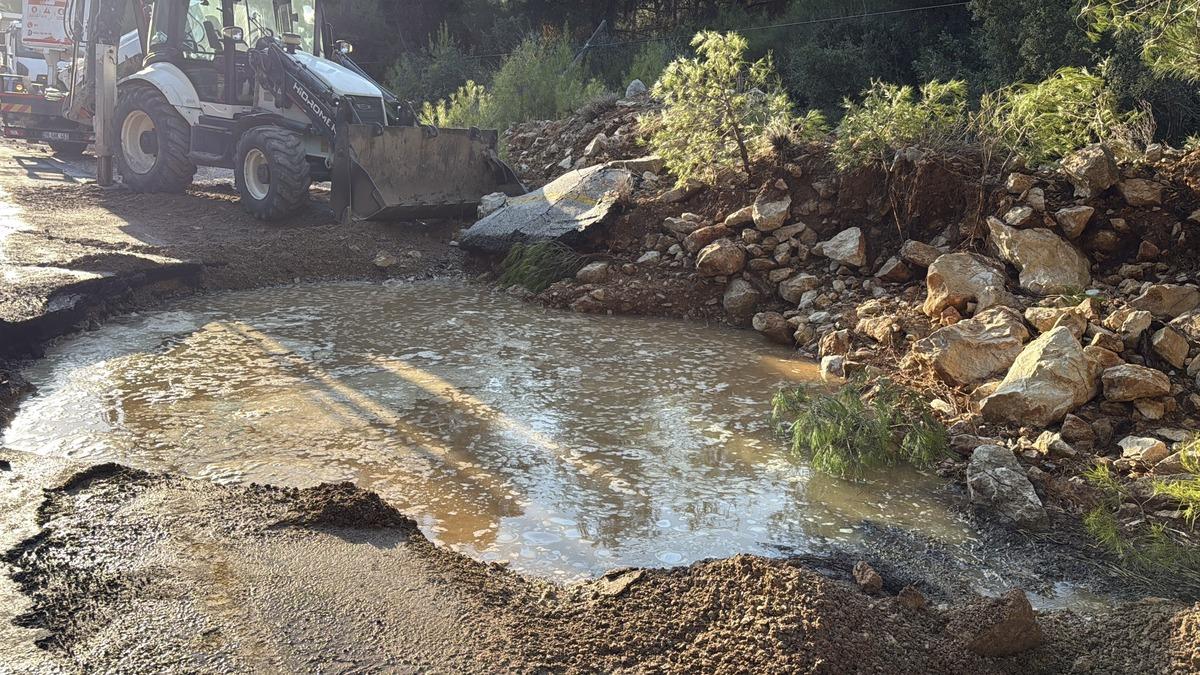 Yer: Bodrum! Ana su isale hattı pattı, uzun ara&ccedil; kuyrukları oluştu 3
