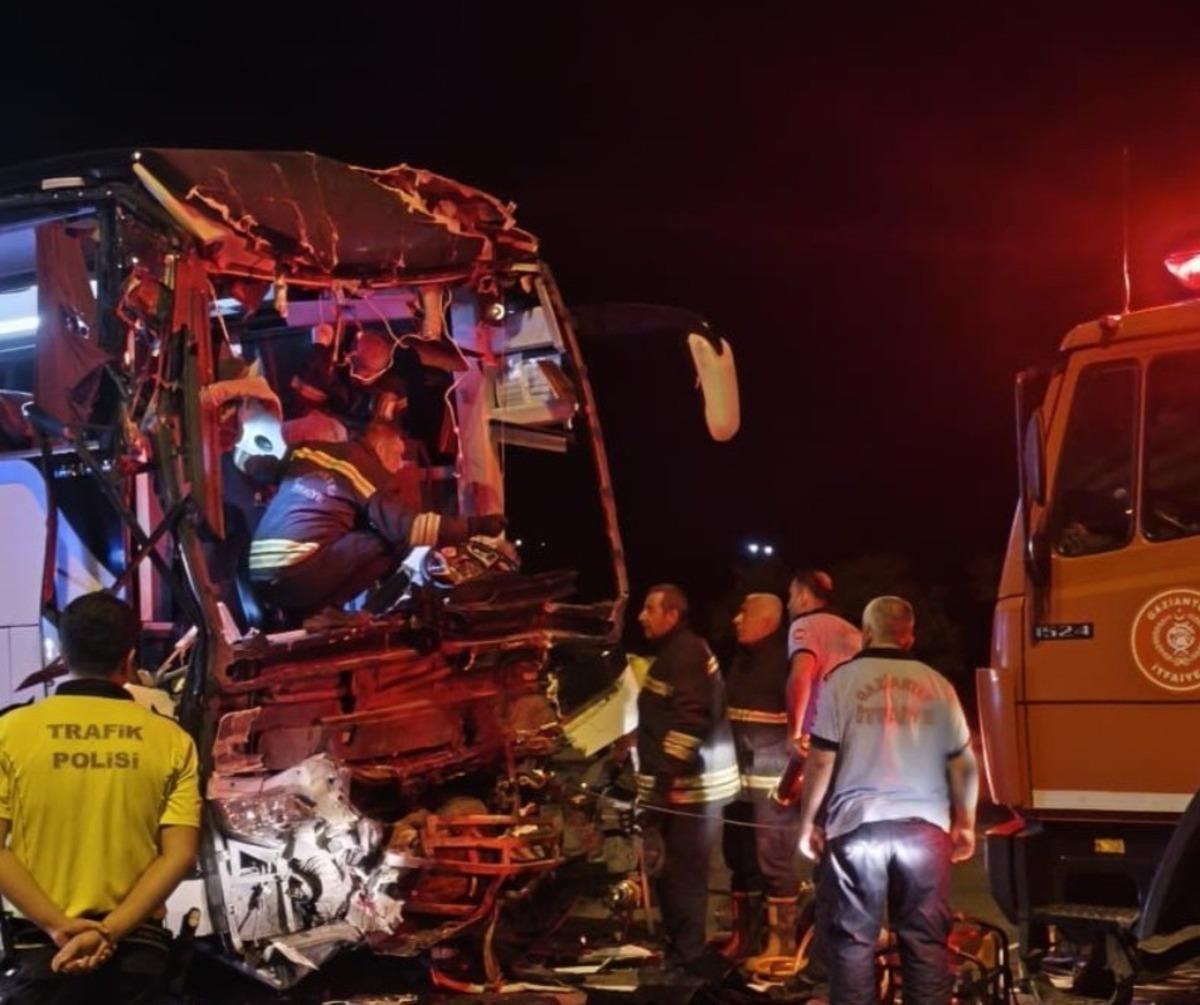 Gaziantep te yolcu otob&uuml;s&uuml; tırla &ccedil;arpıştı! Şof&ouml;r ve muavin &ouml;ld&uuml;, yaralılar var 1