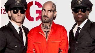  Soner Sarıkabadayı'dan yeni klibi için mahkum pozu 