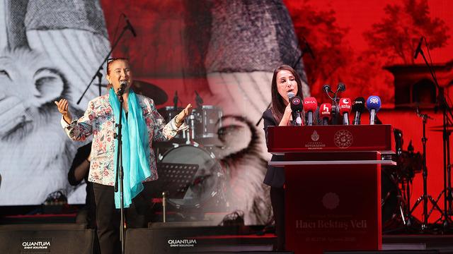 Sabahat Akkiraz sahneye çıkınca Tülay Hatimoğulları yerini terk etti