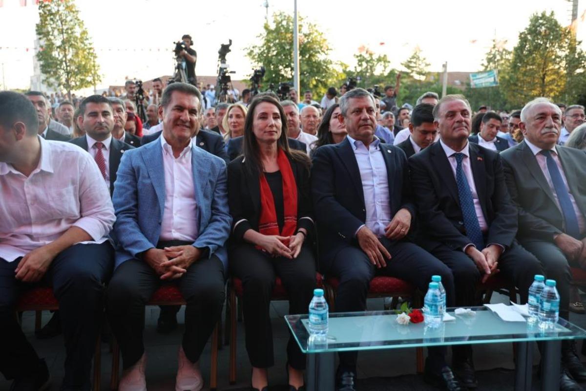 Sabahat Akkiraz sahneye çıkınca Tülay Hatimoğulları yerini terk etti 1