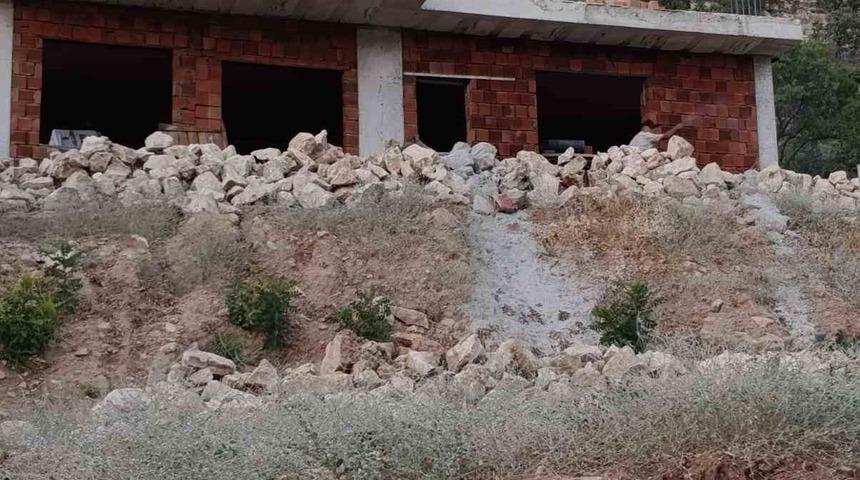 Gerc&uuml;ş&rsquo;te iskeleden d&uuml;şen taş ustası ağır yaralandı
