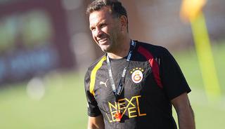 Okan Buruk g&ouml;zlerinin yaşına bakmadı! İki oyuncu Galatasaray'dan yolcu