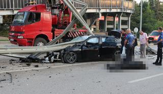 Isparta'da feci kaza! L&uuml;ks ara&ccedil; ikiye b&ouml;l&uuml;nd&uuml;