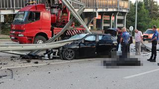 Isparta'da feci kaza! Lüks araç ikiye bölündü