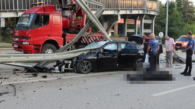 Isparta'da feci kaza! Lüks araç ikiye bölündü