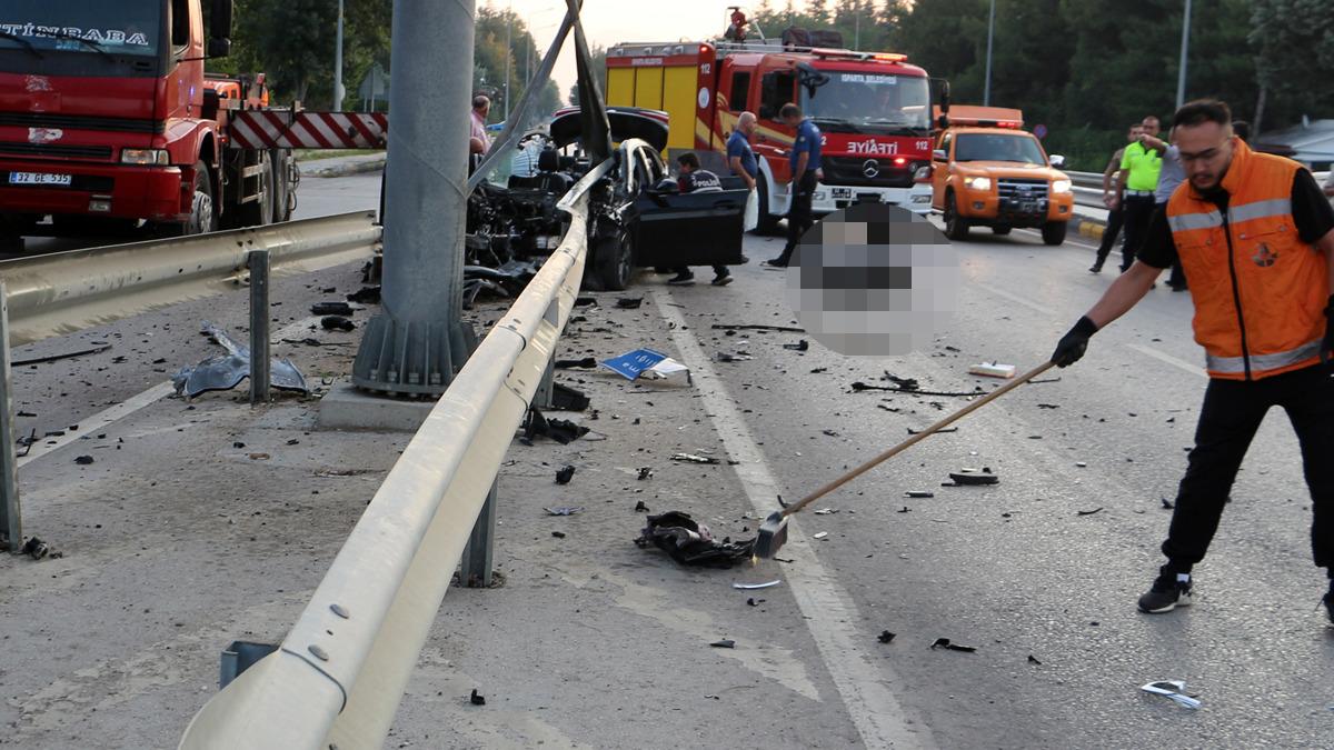 Isparta da feci kaza! Lüks araç ikiye bölündü 3