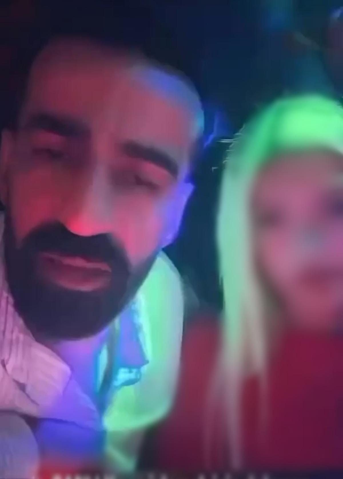 Gazinoda canlı yayın açıp kızlara bu teklifte bulundu: Yeme, içme, bana ait 3