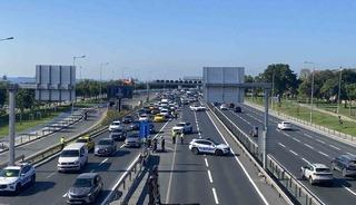 Zeytinburnu&rsquo;nda panelvan ara&ccedil; alev alev yandı