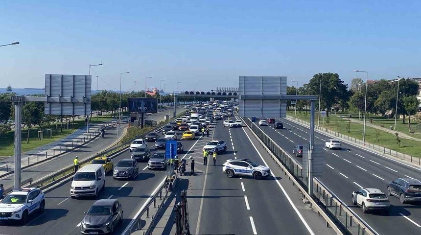 Zeytinburnu&rsquo;nda panelvan ara&ccedil; alev alev yandı