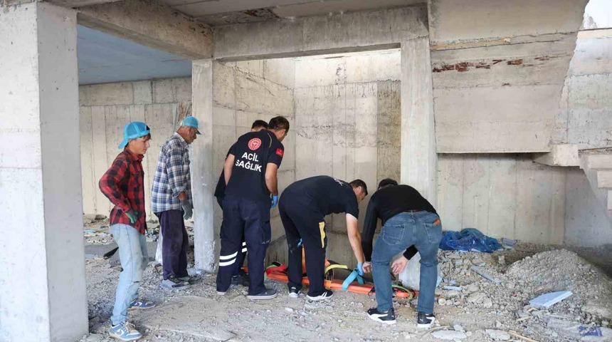 İnşaatın asans&ouml;r boşluğuna d&uuml;şen m&uuml;hendis ağır yaralandı