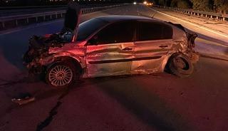 Kırklareli&rsquo;de bariyerlere &ccedil;arpan otomobil hurdaya d&ouml;nd&uuml;