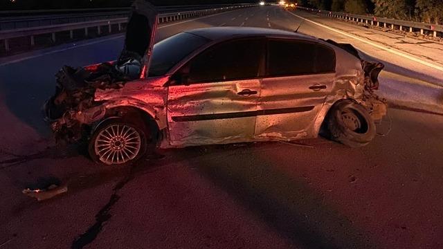 Kırklareli’de bariyerlere çarpan otomobil hurdaya döndü