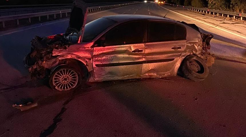 Kırklareli&rsquo;de bariyerlere &ccedil;arpan otomobil hurdaya d&ouml;nd&uuml;