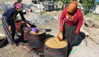 Erzincan'da kış hazırlığı: Dev kazanlar buğday i&ccedil;in kaynadı