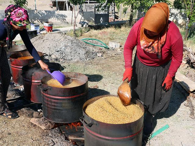 Erzincan'da kış hazırlığı: Dev kazanlar buğday i&ccedil;in kaynadı