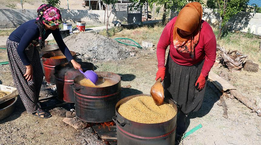 Erzincan'da kış hazırlığı: Dev kazanlar buğday i&ccedil;in kaynadı