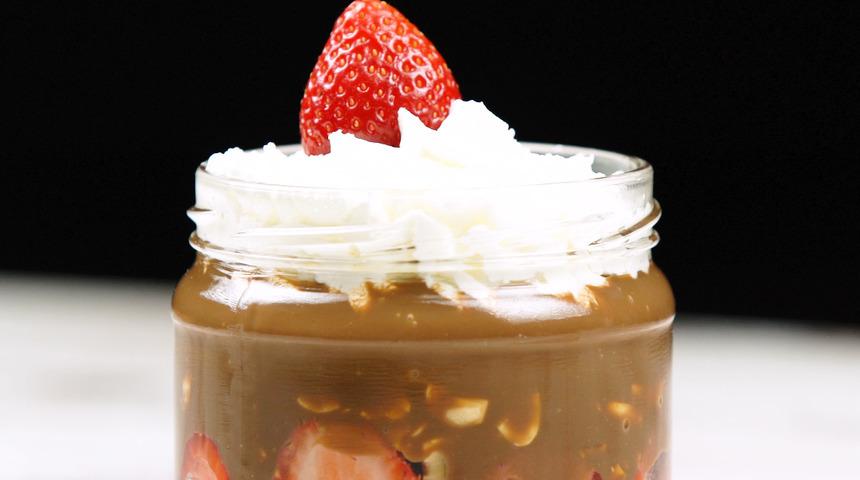 Mutluluğun Tatlısını Yap Dediler: Çilekli Çikolata Kavanozu 