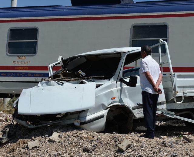 Mucize kurtuluşu gören tren yolcuları cep telefonlarıyla görüntü çekti