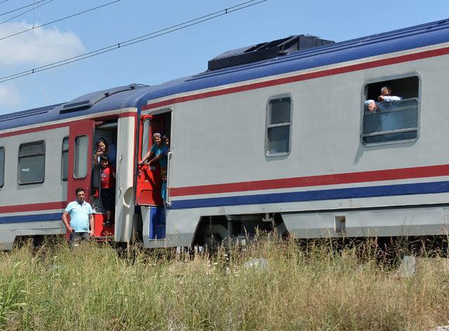 Mucize kurtuluşu gören tren yolcuları cep telefonlarıyla görüntü çekti