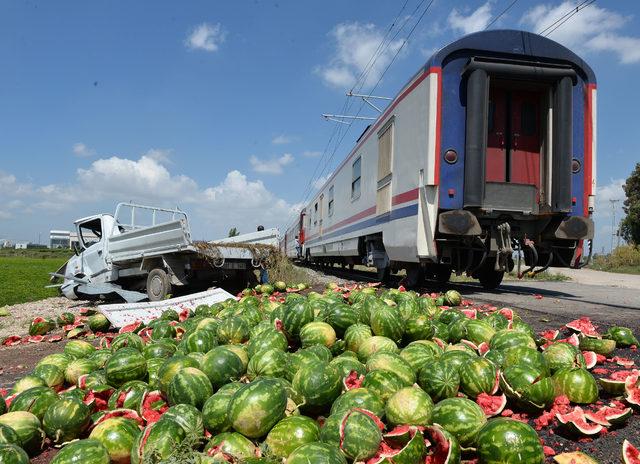 Mucize kurtuluşu gören tren yolcuları cep telefonlarıyla görüntü çekti