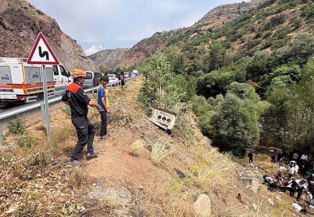 Sivas ta yolcu minibüsünün devrildiği kazada 4 kişi öldü, 10 kişi yaralandı 1