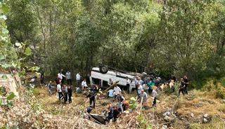 Sivas'ta yolcu minib&uuml;s&uuml;n&uuml;n devrildiği kazada 4 kişi &ouml;ld&uuml;, 10 kişi yaralandı