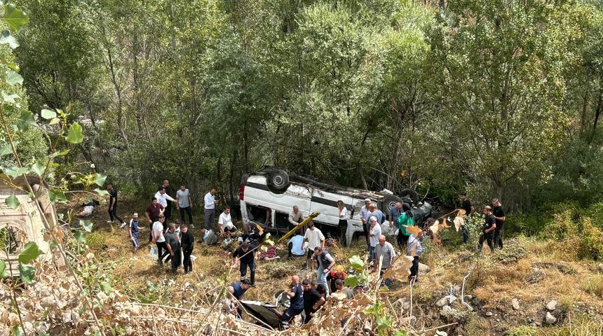 Sivas'ta yolcu minib&uuml;s&uuml;n&uuml;n devrildiği kazada 4 kişi &ouml;ld&uuml;, 10 kişi yaralandı