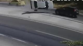 Kopan parça felakete sebep oldu! Uçarak karşı şeride geçti