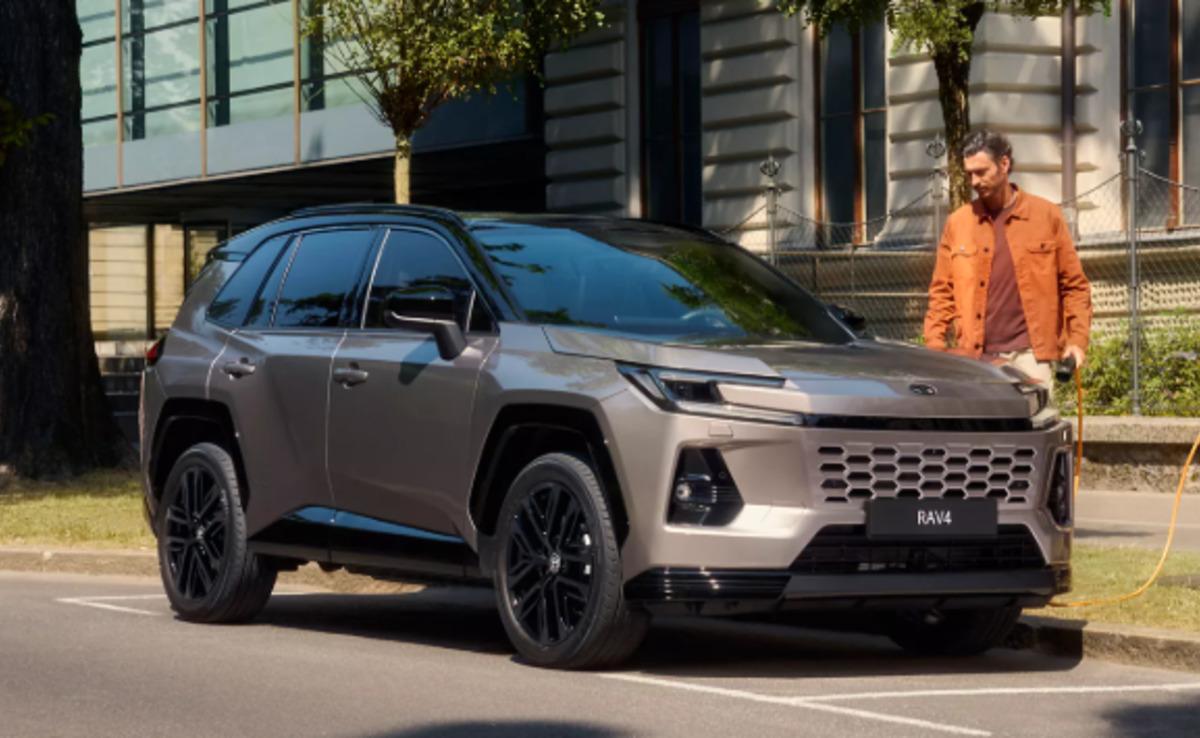 Toyota&rsquo;dan iki yeni model atağı: Yeni Hilux satışta, RAV4 Hybrid geliyor 3