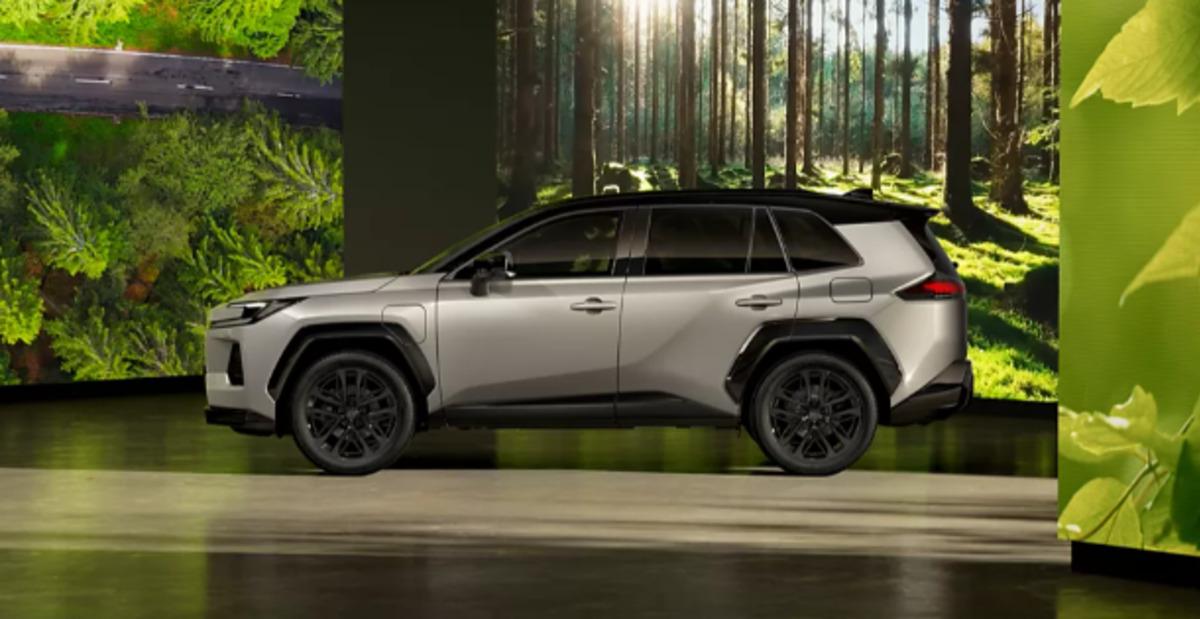 Toyota&rsquo;dan iki yeni model atağı: Yeni Hilux satışta, RAV4 Hybrid geliyor 4