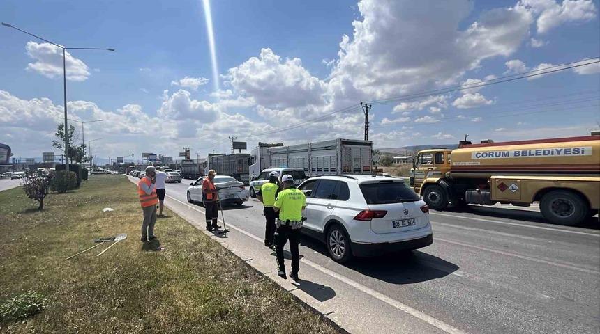 &Ccedil;orum&rsquo;da cip otomobile &ccedil;arptı: 5 yaralı