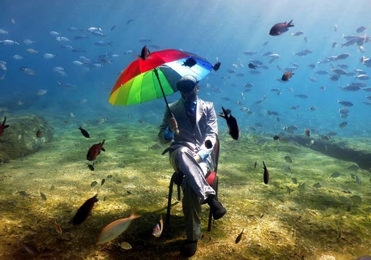 Takım elbiseyle su altındaki ofiste çalıştı! G4