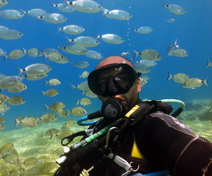 Takım elbiseyle su altındaki ofiste çalıştı! G5
