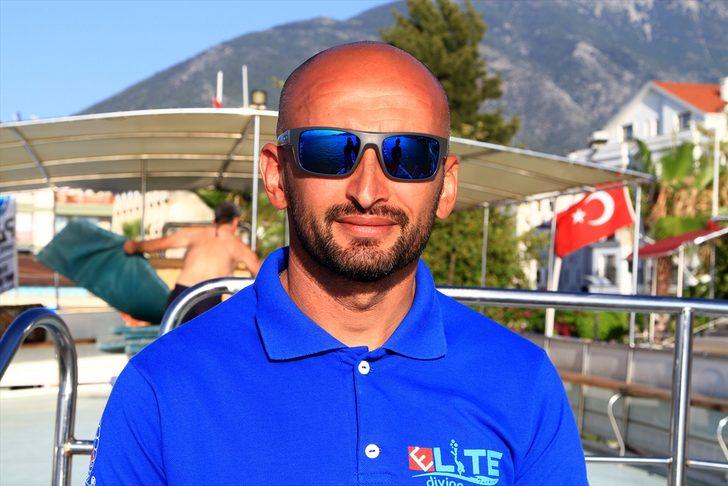 Takım elbiseyle su altındaki ofiste çalıştı! G1