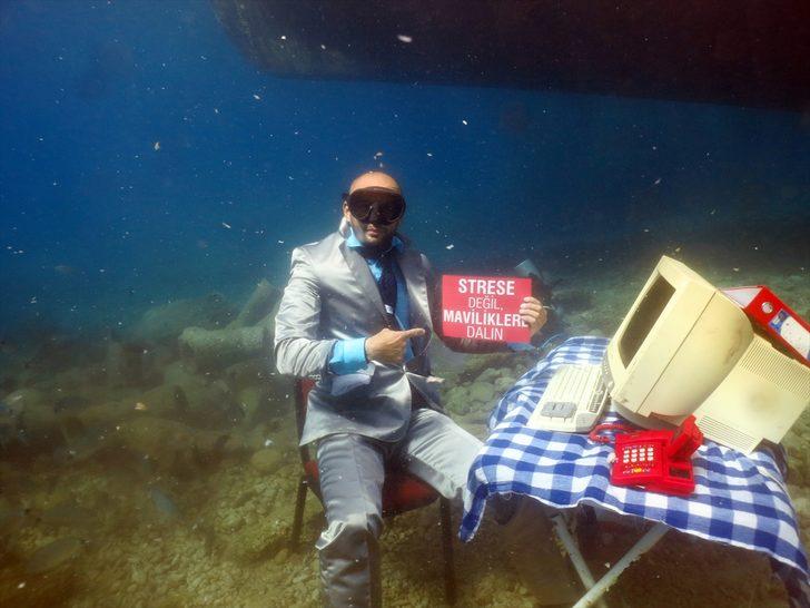 Takım elbiseyle su altındaki ofiste çalıştı! G2