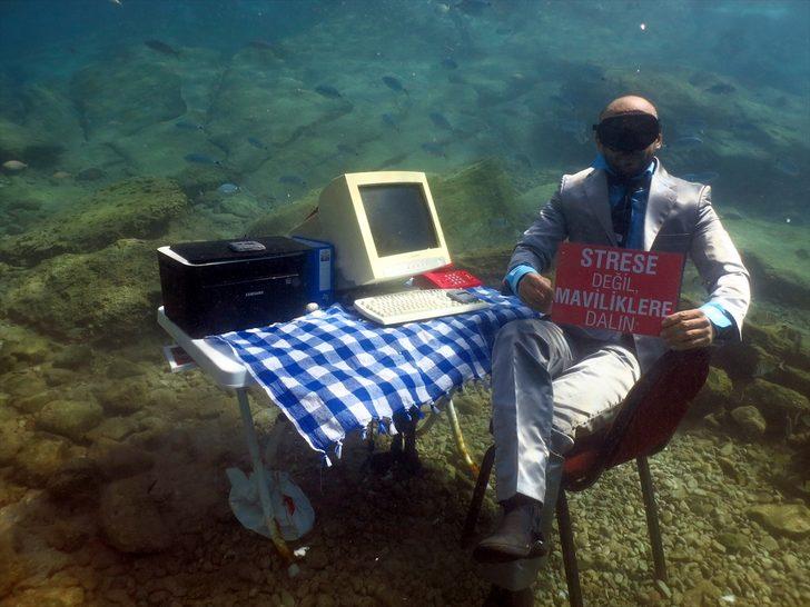 Takım elbiseyle su altındaki ofiste çalıştı! G3