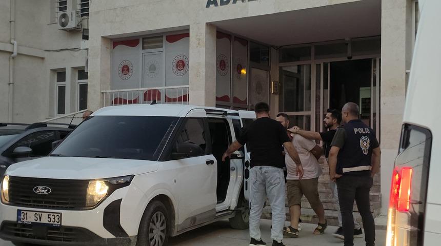 Hatay'da &ccedil;ocuğu silahla alıkoyan 2 ş&uuml;pheli tutuklandı