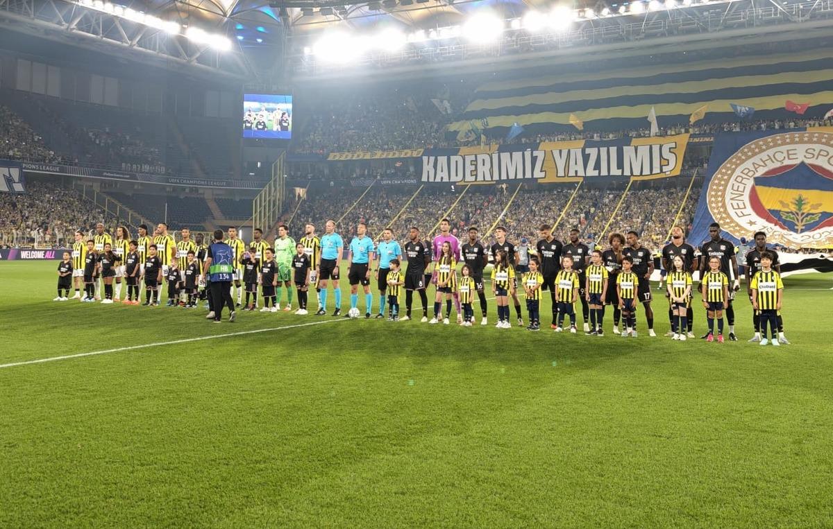 Fenerbah&ccedil;eli taraftarlardan Lyon ma&ccedil;ına &ouml;zel koreografi 1