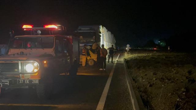 Kastamonu da tır ile &ccedil;arpışan otomobildeki 2 kişi &ouml;ld&uuml; 1