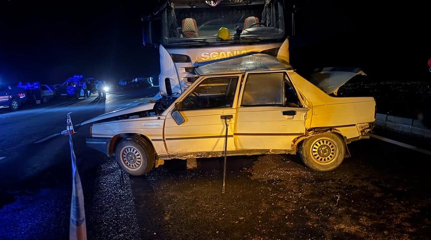 Kastamonu'da tır ile &ccedil;arpışan otomobildeki 2 kişi &ouml;ld&uuml;