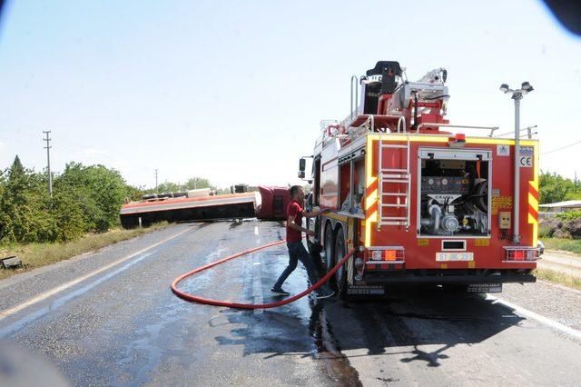 Sürücü arı sokunca bayıldı, tanker devrildi