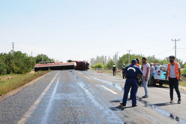 Sürücü arı sokunca bayıldı, tanker devrildi