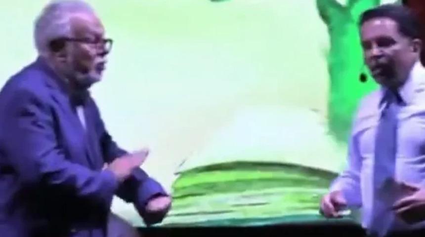 Celal Şeng&ouml;r'den Ahmet &Ouml;zer'e... Sahneye &ccedil;ıkıp saati g&ouml;sterdi: S&uuml;re doldu