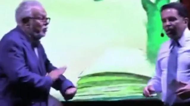 Celal Şengör'den Ahmet Özer'e... Sahneye çıkıp saati gösterdi: Süre doldu