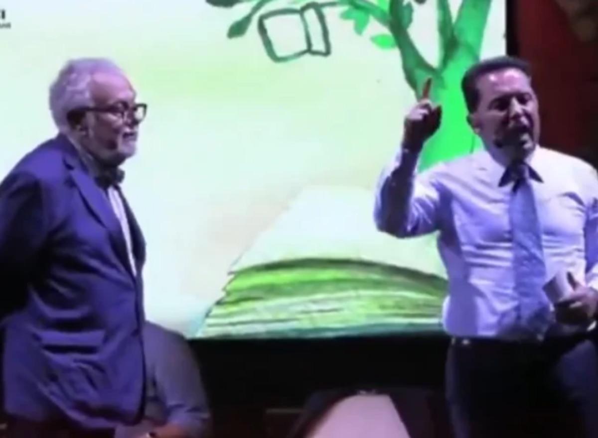 Celal Şengör den Ahmet Özer e... Sahneye çıkıp saati gösterdi: Süre doldu 1