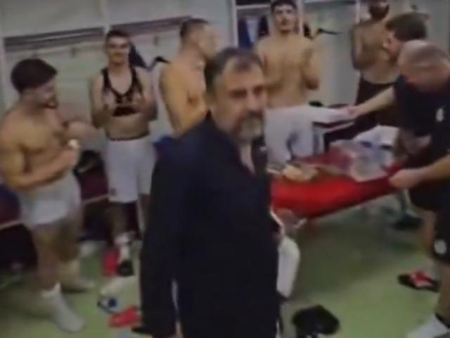 Kul&uuml;p başkanı sevin&ccedil;ten &ccedil;ıldırdı! Para dolu &ccedil;antayı sa&ccedil;tı