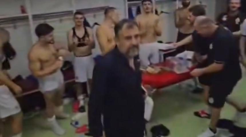 Kul&uuml;p başkanı sevin&ccedil;ten &ccedil;ıldırdı! Para dolu &ccedil;antayı sa&ccedil;tı